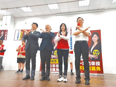為支持國民黨立委萬美玲(前排右二),立法院長韓國瑜(前排左二)、桃園市長張善政、國民黨立委謝龍介27日晚間到桃園站台,比出「不」手勢,象徵一定要出來投不同意罷免票。(賴佑維攝) image