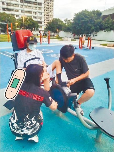 廖錦德(右)日前曬出父親廖峻(中)復健照,廖峻雙腿細如手臂。(摘自廖錦德Threads) image