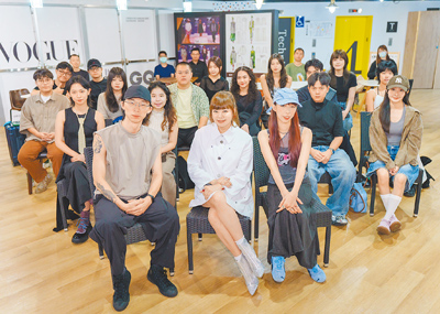 柯瑋倫(前排左起)、溫筱鴻、王子欣,與2025「台北好時尚」TOP時裝設計大賞入圍的設計師們合照。(吳松翰攝) image