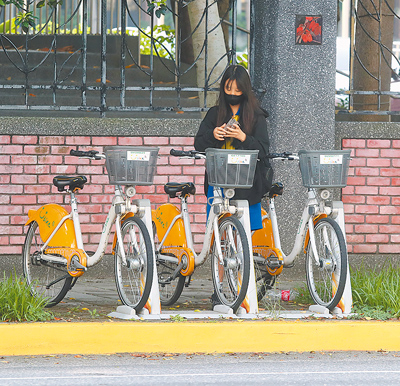 近5年來,六都學生騎自行車通學發生交通事故件數與受傷人數逐年增加。圖為學生租借公共自行車。(陳君瑋攝) image