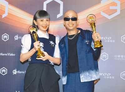 第36屆金曲獎頒獎典禮28日在台北小巨蛋舉行,最佳華語男歌手呂士軒(右)、最佳華語女歌手魏如萱(左)合影。(陳俊吉、郭吉銓攝) image