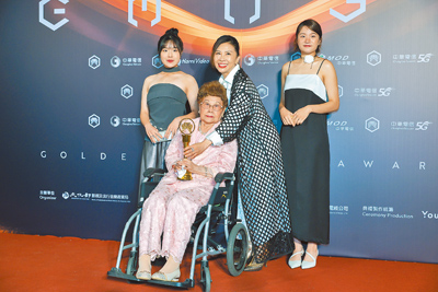 馬兆駿小女兒馬永恩(左起)、94歲馬媽媽、妹妹馬毓芬、大女兒馬永蒂28日出席金曲獎,代領特別貢獻獎。(◎攝影中心:陳俊吉、郭吉銓) image
