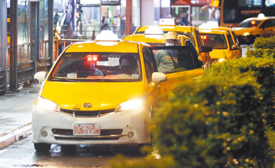亂丟菸蒂依法可處1200至6000元罰鍰,但行駛車輛實務上難以確認行為人,通常直接對車主開罰,常出現爭議,環境部為此預告修法,若車主能提供實際行為人的證據,就可免罰。計程車團體指出,司機載客不會一一記錄乘客資訊,很難舉證行為人。此為示意圖。(本報資料照片) image