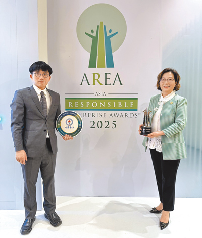 台灣中油獲2025「亞洲企業社會責任獎」永續報告書獎,由發言人林珂如(右)代表受獎。(中油提供) image