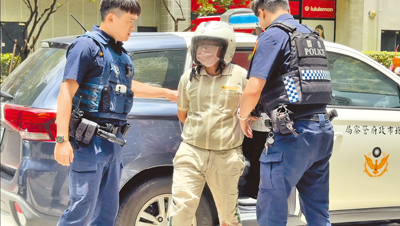 新北市林口區黑貓宅急便物流站36歲徐姓女司機疑因工作嫌隙,6月30日上午持摺疊刀刺死同事41歲陳姓男司機。凶嫌徐女(中)被員警帶回林口警分局偵訊。
(張鎧乙攝) image