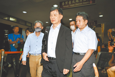 台北地院審理京華城案,北市前副市長彭振聲(中)1日接受檢方訊問錄音內容。開庭前彭振聲接獲妻子墜樓噩耗,當場痛哭失聲,隨後請假離去。(鄧博仁攝)全國各縣市安心專線1925 image