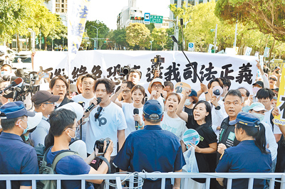 前台北市副市長彭振聲妻子1日墜樓,民眾黨號召民眾前往北檢聲援,並帶領民眾從申請區域向前與警方對峙。(杜宜諳攝)(珍惜生命,安心專線:1925) image