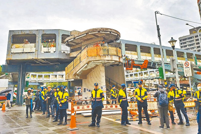 台北市政府去年底拆除新生和平天橋,引發民眾抗議導致拆橋時間延宕,市府預計今年將再拆除3座國小附近的天橋,市長蔣萬安要求相關局處拆橋前要妥善與民眾溝通。圖為新生和平天橋拆除工程。(本報資料照片) image