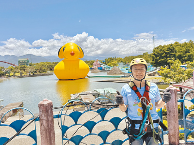 宜蘭國際童玩藝術節5日在冬山河親水公園登場,代理縣長林茂盛2日搶先體驗,全球首展的「史努比鴨」同步曝光,引發全場驚呼連連。(吳佩蓉攝) image