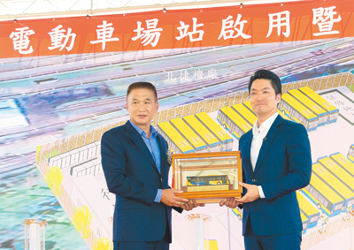 台北市長蔣萬安(右)2日出席電動公車共享充電站啟用典禮,並宣布服務士林地區往返重慶北路、南京東路及市府周邊的288路公車路線,共21輛公車汰換為電動公車,不僅有助降低空氣汙染,更提供市民安靜舒適的乘車體驗。(郭吉銓攝) image