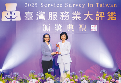 遠傳連續第14年榮獲「台灣服務業大評鑑」金牌獎,締造全國首例,副總統蕭美琴(左)頒獎予遠傳總經理井琪(右)。(遠傳提供) image