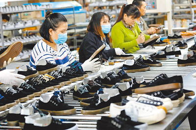 美國與越南談定20%關稅,不過涉及洗產地產品將適用40%高關稅。圖為越南河內一家出口鞋廠。(路透) image