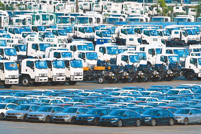 圖為日本橫濱一處港口停放的待售車輛。(新華社) image
