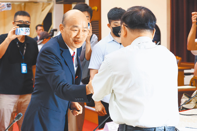 賴清總統日前重新提名包括司法院正副院長在內的7名大法官,於3日舉行公聽會,立法院長韓國瑜(左)出席主持。(鄧博仁攝) image