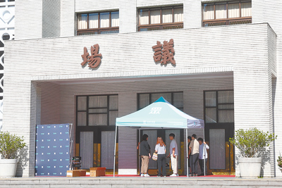 4100億元特別條例4日是否三讀引發關注。民眾黨團3日午後開始派員在議場排隊。(鄧博仁攝) image
