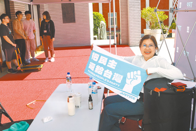 4100億元特別條例4日是否闖關引發關注。民眾黨團3日午後開始派員在議場外排隊,由新住民立委麥玉珍(右)打頭陣駐守。(鄧博仁攝) image