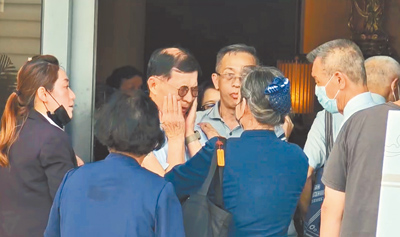 台北市前副市長彭振聲(中)3日抵達妻子靈堂,面對慈濟助念團的關心,突然悲從中來,雙手捧住臉,悲慟拭淚。(紀爰攝) image