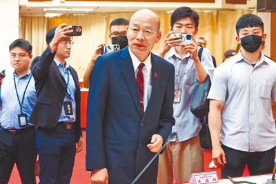 立法院長韓國瑜(中)3日凌晨在臉書沉痛發聲,表示京華城案造成的社會對立超乎想像,更撕裂人民對司法的信賴。(鄧博仁攝) image