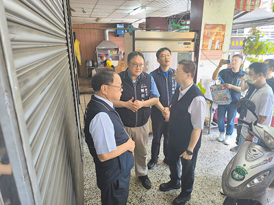 台中市豐原區3日傳出一家5口疑因遭詐騙投資走上絕路,副市長鄭照新(左二)強調,市長盧秀燕在第一時間責令警方查明真相。(李京昇攝)珍惜生命,安心專線:1925 image