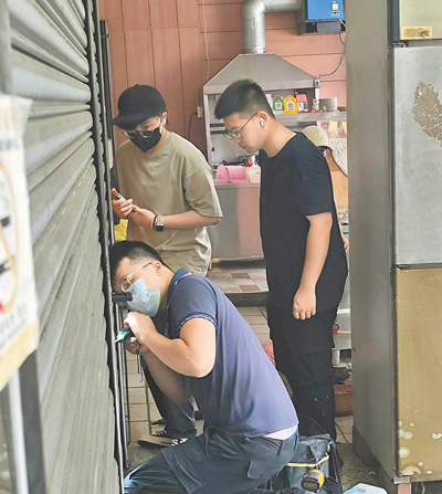 豐原3日傳出一家5口身亡,家屬下午招魂卻因為鐵門打不開,請2名鎖匠開鎖近1小時才進屋招魂。(李京昇攝)珍惜生命,安心專線:1925 image