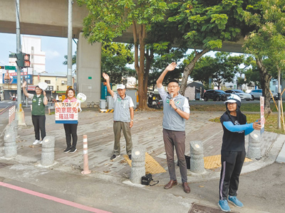 台中市議員陳雅惠(左二)、黃守達(右二)和中六罷團「敲羅行動」3日一起站路口拜票。(陳雅惠服務處提供/寶智華台中傳真) image