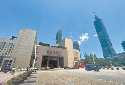 台北市政府大樓前市民廣場啟用至今已近30年,水景、舞台、廊道設施老舊,市府希望重新打造以提升廣場設施及景觀,將廣場定位為串聯大型活動的多功能空間。(邱芊攝) image