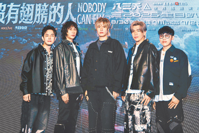 八三夭3日舉辦演唱會記者會,左起阿電、霸天、阿璞、小橘、劉逼。(KKLIVE、不搖就滾提供) image