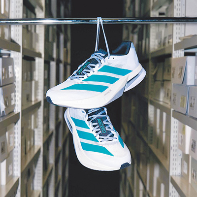 adidas迎來一年一度「Share Your Stripes」活動,7月4日至7月13日於全台直營門市與經銷門市買指定商品享買2送1,同時在官網活動專區也享3件66折,此次網羅多款話題新品,從訓練跑鞋ADIZERO BOSTON 13(見圖)到adidas Sportswear夏日樂遊插畫服飾系列,再到adidas Originals潮流服飾系列及經典不敗的SAMBA OG、SUPERSTAR II鞋款等,都適合趁此刻入手。(adidas提供) image