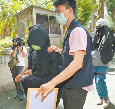 涉嫌恐嚇司法官的男房仲周裕炫(右三)及前護理師林惠珠(右一)3日落網,警方偵訊後4日移送北檢複訊,周男訊後請回,林女遭聲押禁見。(范揚光攝) image