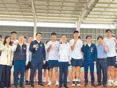 行政院長卓榮泰(右五)4日南下高雄左營國家運動訓練中心,訪視世大運代表隊備戰狀況。(洪浩軒攝) image