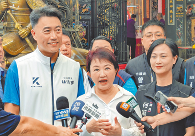 台中市長盧秀燕(中)5日到基隆市陪同立法委員林沛祥(左)赴奠濟宮參拜,並呼籲民眾7月26日要用手中的不同意罷免票,提醒總統及執政黨該回歸拚經濟、顧民生。(張志康攝) image