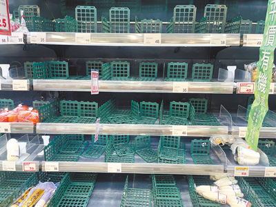 防颱風過後葉菜類價格飆漲,許多精打細算的消費者提早採買回家預備,高雄市許多超商與市場的葉菜類被一掃而空。(丁治綱攝) image