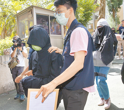 涉嫌恐嚇京華城案檢察官的周姓男子(左)及林姓女子(右)3日落網,台北地方法院開庭後,法官認為林女與另名戴男有串證、再犯之虞,5日凌晨裁定羈押禁見;周男罪嫌不足無保請回。(本報資料照片) image