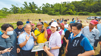 國民黨立委柯志恩(前右二)在5日丹娜絲颱風來臨前,到高雄市大樹區和山光電場關心防災狀況,上百居民群起激憤,寄託柯志恩能擋下民進黨錯誤政策所帶來的致災性後果。(任義宇攝) image