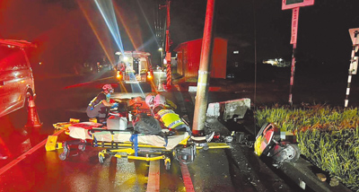 苗栗縣苑裡鎮苗140線9公里處4日晚間發生死亡車禍,39歲廖女騎機車載9歲兒子,疑雨天視線不良自撞電桿,廖女當場失去生命跡象,送醫不治,男童傷勢嚴重轉送台中榮總搶救中。(讀者提供/呂麗甄苗栗傳真) image