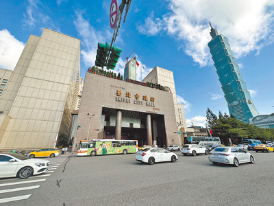 為徵集北市役男入營服役,台北市每年發送約1萬件役男徵集令。不過議員認為派人親送的方式不僅效率不佳,還常發生未送達等爭議,影響公信力與役政制度形象。圖為台北市政府。(丁上程攝) image