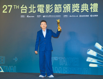 李康生5日拿下北影最佳男配角,演員獎盃再加一座。(趙雙傑、范揚光攝) image