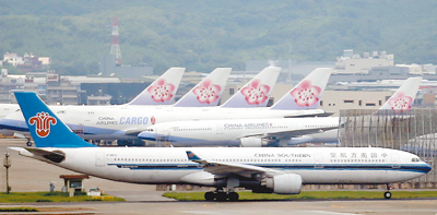 大陸接續啟用M503航路及W121、W122、W123支線航路,一名退將認為將削弱我台海飛航監控,壓縮防空預警。圖為桃園機場內一架大陸南方航空班機(下)準備起飛。(本報資料照片) image
