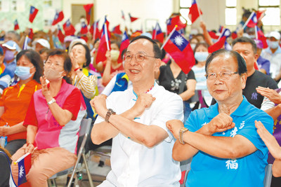 大罷免結果不僅影響立法院法案推動,更左右多項人事案審查。圖為國民黨主席朱立倫(右二)6日呼籲支持者出門投下不同意罷免票。(黃世麒攝) image