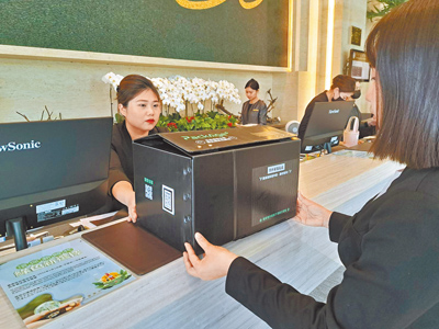 台中港酒店與配客嘉合作,將顧客遺失品採用循環箱寄送,並自行吸收循環箱運送使用成本,以鼓勵民眾選用。(温予菱攝) image