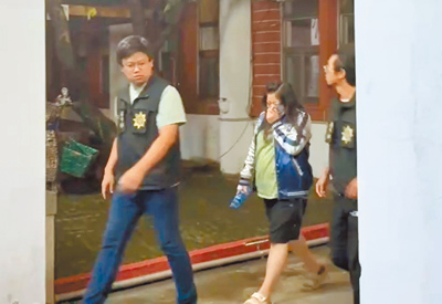 台中豐原王家5口命案,關鍵人物李姓團購主(中)經檢方複訊後諭令15萬元交保。(民眾提供/李京昇台中傳真)全國各縣市安心專線1925 image