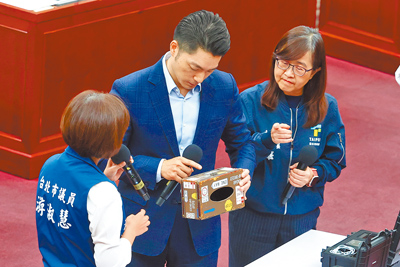 國民黨議員游淑慧(左)6月在議會質詢指偷拍猖狂,市長蔣萬安(中)與副市長林奕華(右)檢視藏於面紙盒內的鏡頭。(本報資料照片) image