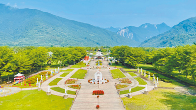 花蓮購物節即日起至10月登場,縣府鼓勵遊客到花蓮深度觀光旅遊,7日至31日串連19家在地特色與生態觀光業者,以「綠色遊程」為主題推出首波聯名活動。圖為鳳林鎮兆豐農場。(花蓮縣政府提供/羅亦晽花蓮傳真) image