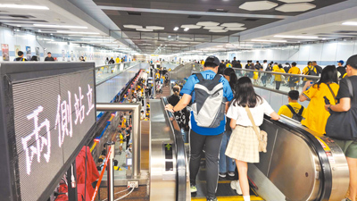 台北捷運公司自去年10月起加強電扶梯兩側皆可站立宣導,但北市議員詹為元發現,捷運人潮眾多站點語音宣導設置仍不足,應將各大轉乘站長距離電扶梯全面納入。(台北捷運公司提供/徐佑昇台北傳真) image