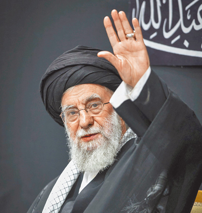 伊朗最高領袖哈米尼(Ali Khamenei),6日參加阿舒拉節(Ashura)前夕的哀悼儀式,這是自以色列和伊朗爆發12日戰爭以來,這位最高領袖的首次公開露面。(美聯社) image