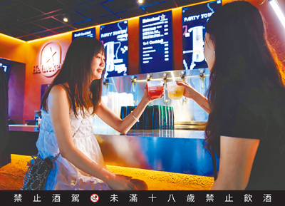 火星咖啡海尼根概念店提供信義區上班族下班後社交聚會的場所。(Heineken提供) image