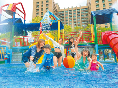 台北自來水園區「水鄉庭園」為北市CP值高的水樂園,夏季限定開放,包括兒童溜滑梯、噴泉水柱等豐富設施。(自來水園區提供) image
