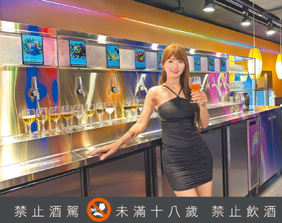 火鍋品牌馬辣宣布門市全數升級「馬辣酒牆麻辣鍋」,只要698起就可無限吃百種食材並享受嶄新的「潮吧16」(見圖)。(馬辣集團提供)禁止酒駕,飲酒過量,有害健康。 image