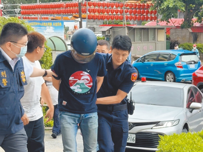 46歲謝姓男子(戴安全帽者)7日上午在新北市土城區砍死42歲張姓妻子、33歲小姨子後,便驅車上高速公路南下逃逸,直到在彰化縣向警方投案被捕,帶回土城警分局偵訊。(柯毓庭攝) image