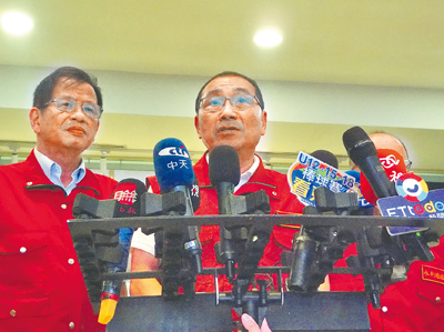 丹娜絲颱風來襲,北北基桃未放颱風假引發議論。新北市長侯友宜(左二)7日表示,人民生命安全絕對不是政治籌碼,「我們一切決定,是以專業判斷為準」。(張鎧乙攝) image